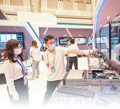 观众在参观论坛智能产品展览。 人民日报记者 张武军摄